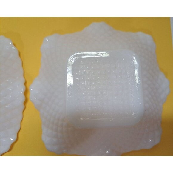 Anchor Hocking Set of 2 Ruffled Edge Quilted Diamond Pattern 7" Dessert Dishes - Picture 6 of 8